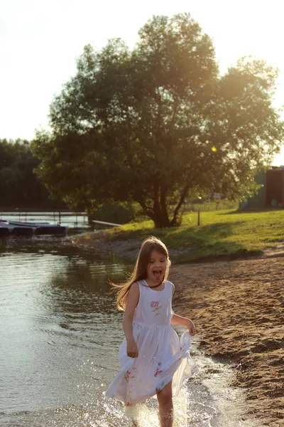 Κορίτσι που τρέχει στο νερό — Φωτογραφία Αρχείου