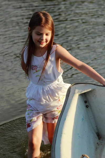 Mädchen im Wasser — Stockfoto