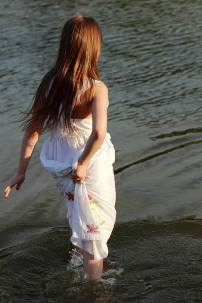 水の中の女の子 — ストック写真