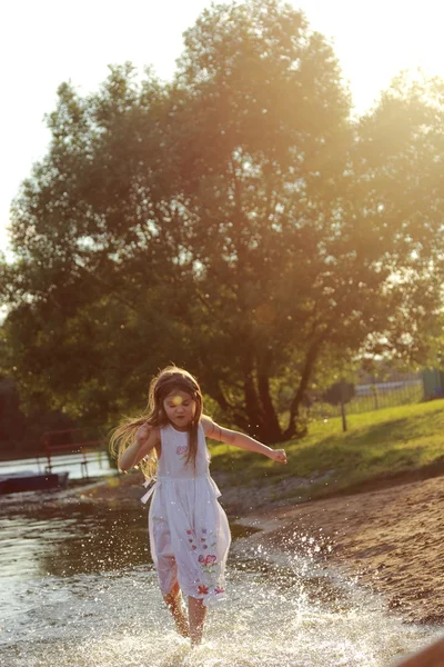 Flicka kör på vatten — Stockfoto