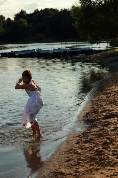 Ragazza che corre sull'acqua — Foto Stock