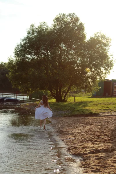 Mädchen läuft auf dem Wasser — Stockfoto