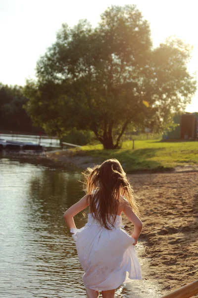 Chica corriendo en el agua — Foto de Stock