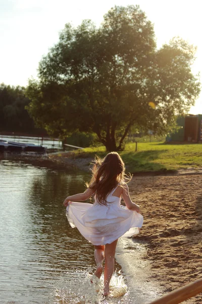 Dívka, které běží na vodě — Stock fotografie