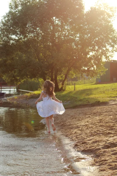 Dívka, které běží na vodě — Stock fotografie