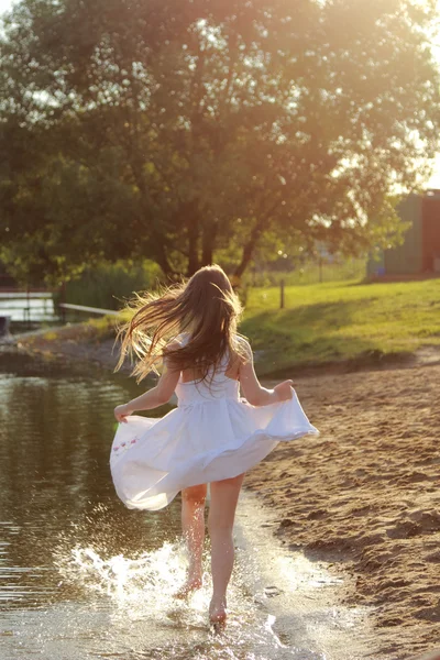 Menina correndo na água — Fotografia de Stock