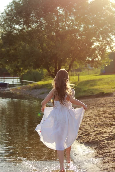 Chica corriendo en el agua — Foto de Stock