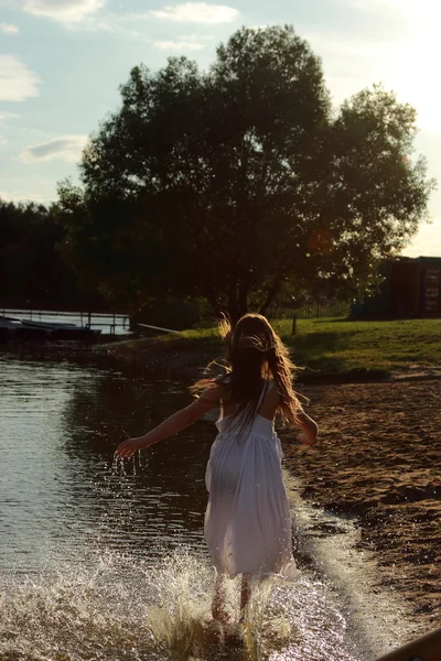 Menina correndo na água — Fotografia de Stock