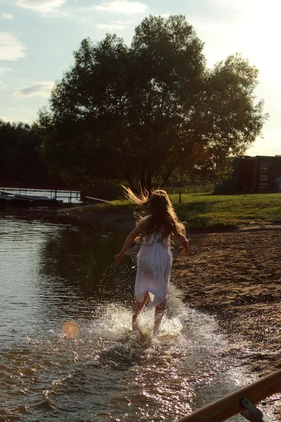Meisje uitgevoerd op water — Stockfoto