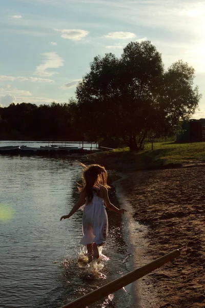 Dívka, které běží na vodě — Stock fotografie