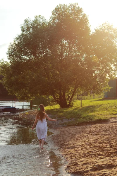 Menina correndo na água — Fotografia de Stock