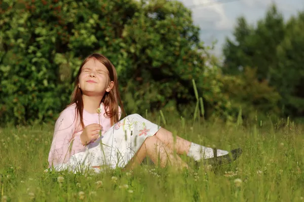 Bella Bambina Sull Erba Verde Nei Boschi Una Giornata Estiva — Foto Stock