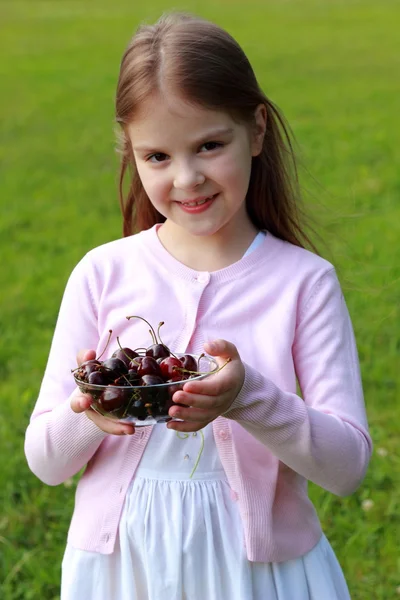 Bella bambina con ciliegie — Foto Stock