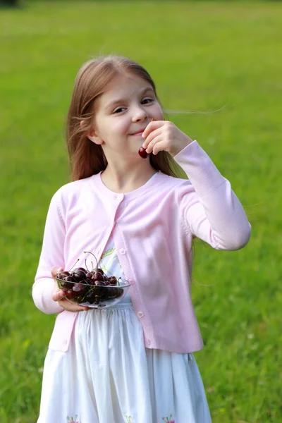 Schönes kleines Mädchen mit Kirschen — Stockfoto