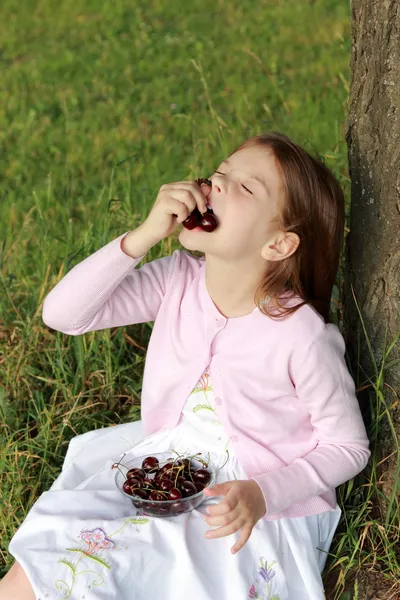 Kleines Mädchen isst Kirschen — Stockfoto