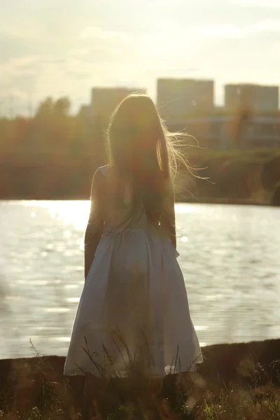 Menina na lagoa — Fotografia de Stock