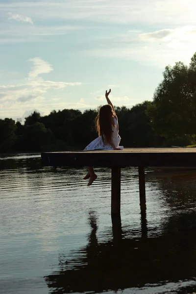 木製の桟橋が池の上に素敵な女の子 — ストック写真