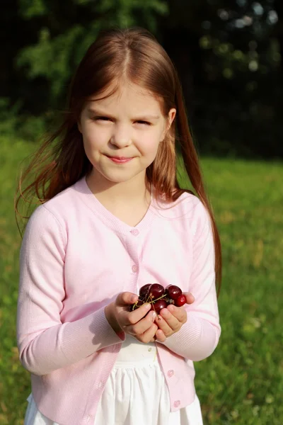 Krásná holčička s třešněmi Royalty Free Stock Obrázky