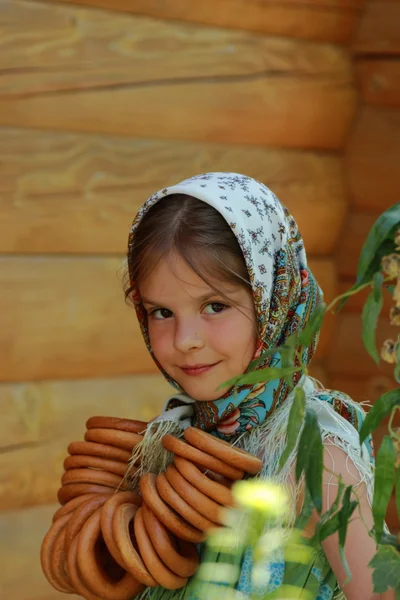 漂亮的俄罗斯小女孩与传统俄罗斯食品 Pavloposadsky 围巾的户外图像 — 图库照片