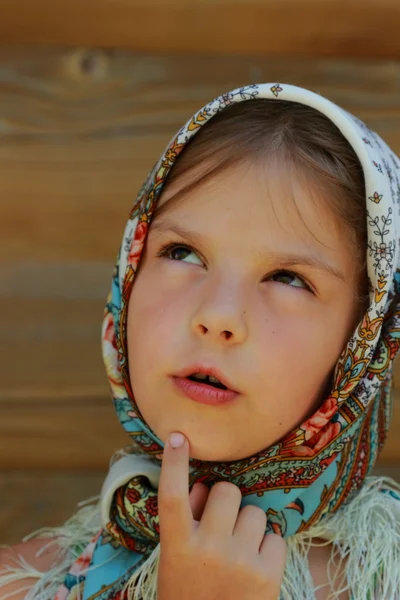 美丽笑脸的户外图像在木制的背景在夏天穿 Pavloposadsky 围巾的小女孩 — 图库照片