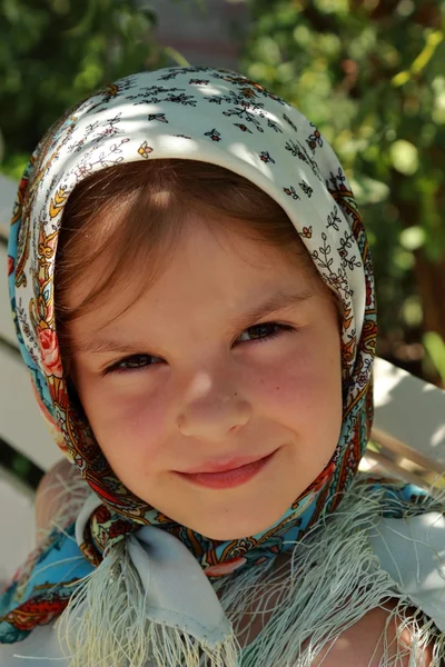 güzel smiley açık görüntü küçük kız pavloposadsky eşarp ahşap arka plan yaz 