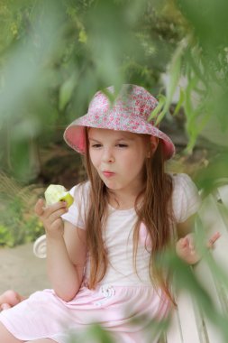 Yeşil elma ile çocuk