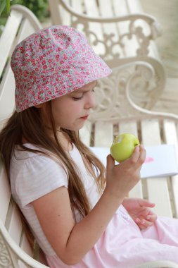 güzel küçük bir kız ile yeşil elma