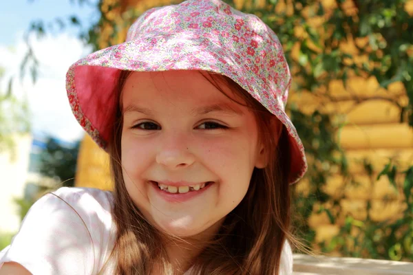 Menina bonita ao ar livre — Fotografia de Stock