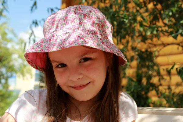 Schönes Kind im Freien — Stockfoto