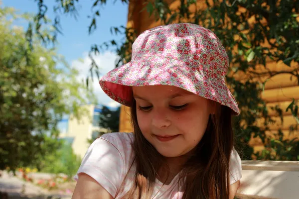 Menina bonita ao ar livre — Fotografia de Stock