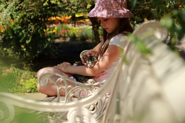 Little girl with kitten — Stock Photo, Image