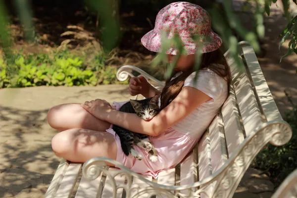 Petite fille avec chaton — Photo