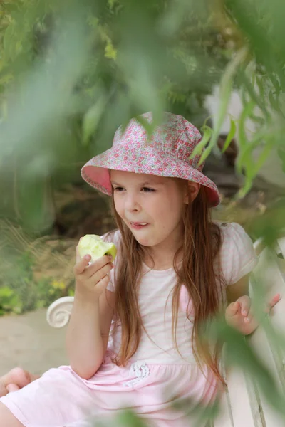 Liten flicka med grönt äpple — Stockfoto