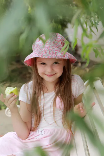 Niño con manzana verde — Foto de Stock