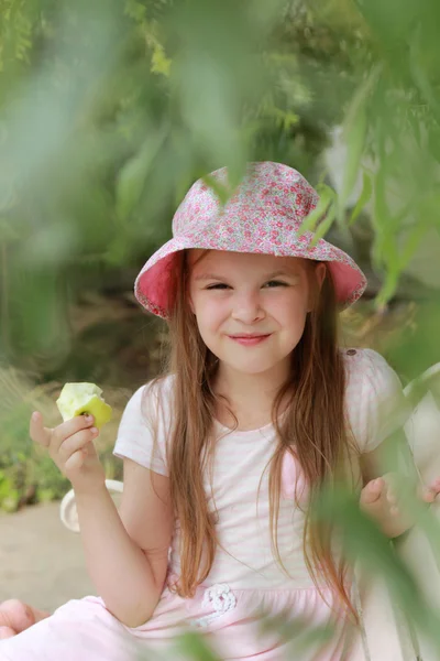 Dziecko z zielonym jabłkiem — Zdjęcie stockowe