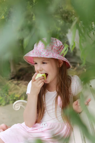 Dítě s zelené jablko — Stock fotografie