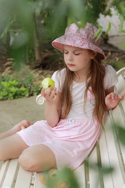 Enfant avec pomme verte — Photo