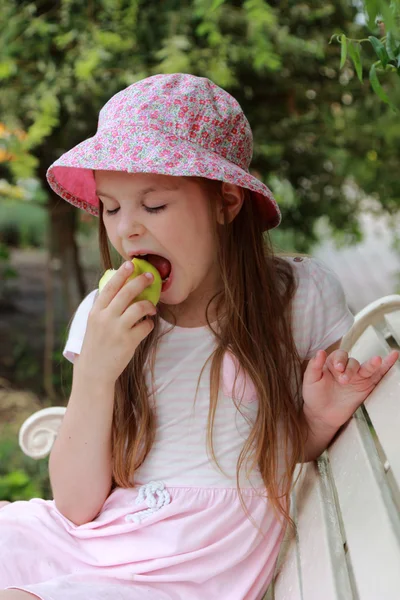 Yeşil elma ile çocuk — Stok fotoğraf