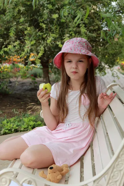 Vacker liten flicka med grönt äpple — Stockfoto