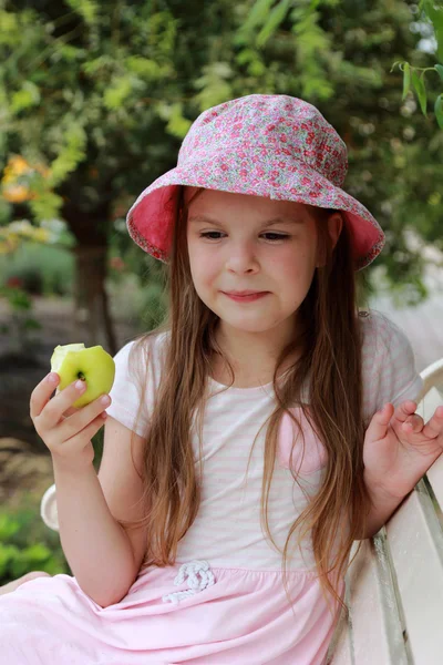 Bella bambina con mela verde — Foto Stock