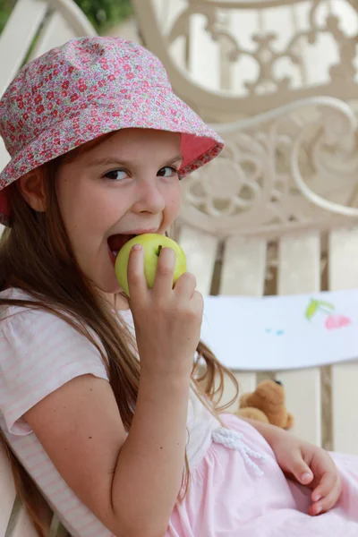 Красивая маленькая девочка с зеленым яблоком — стоковое фото