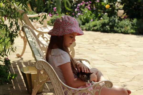 Panama Şapka Gülümseyen Sevimli Küçük Kız Küçük Kedi Yaz Bahçesinde — Stok fotoğraf