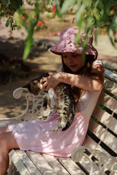 Menina bonita ao ar livre — Fotografia de Stock