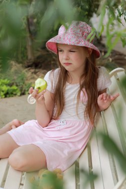 apple'nın küçük kızla