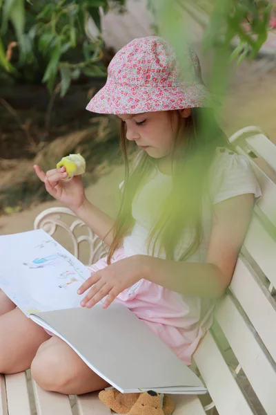 Маленька дівчинка з яблуком — стокове фото