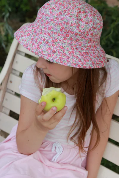 Apple'nın küçük kızla — Stok fotoğraf