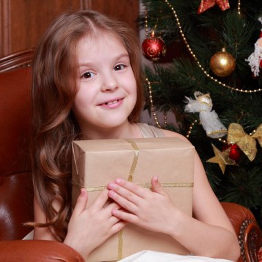Beyaz elbise giyen ve kamera güzel hediye kutusu ile Noel ağacı üzerinde poz çok güzel smiley Prenses