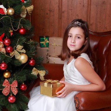 güzel küçük bir kız gibi bir melek Noel dekorasyonu üzerine sevimli ev portresi