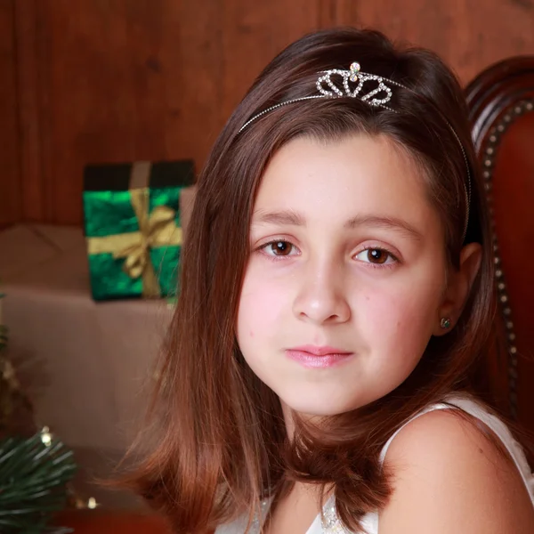 漂亮的小女孩 像天使在圣诞节装饰的可爱家庭肖像 — 图库照片