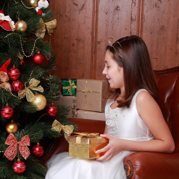 Bonito Retrato Caseiro Linda Menina Como Anjo Sobre Decoração Natal — Fotografia de Stock